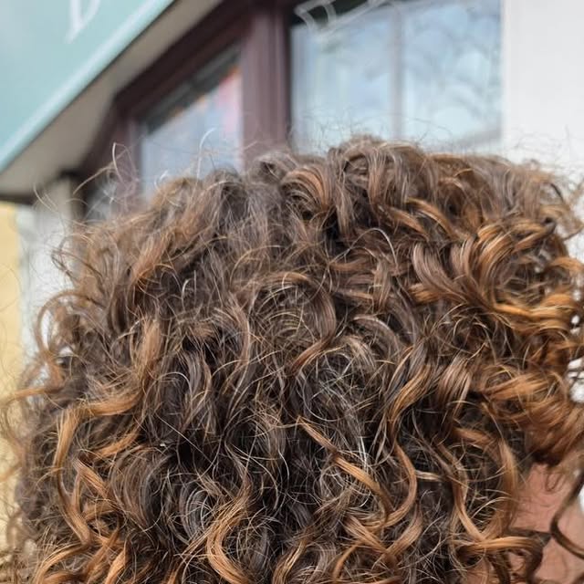 Defined caramel curls with lots of volume
