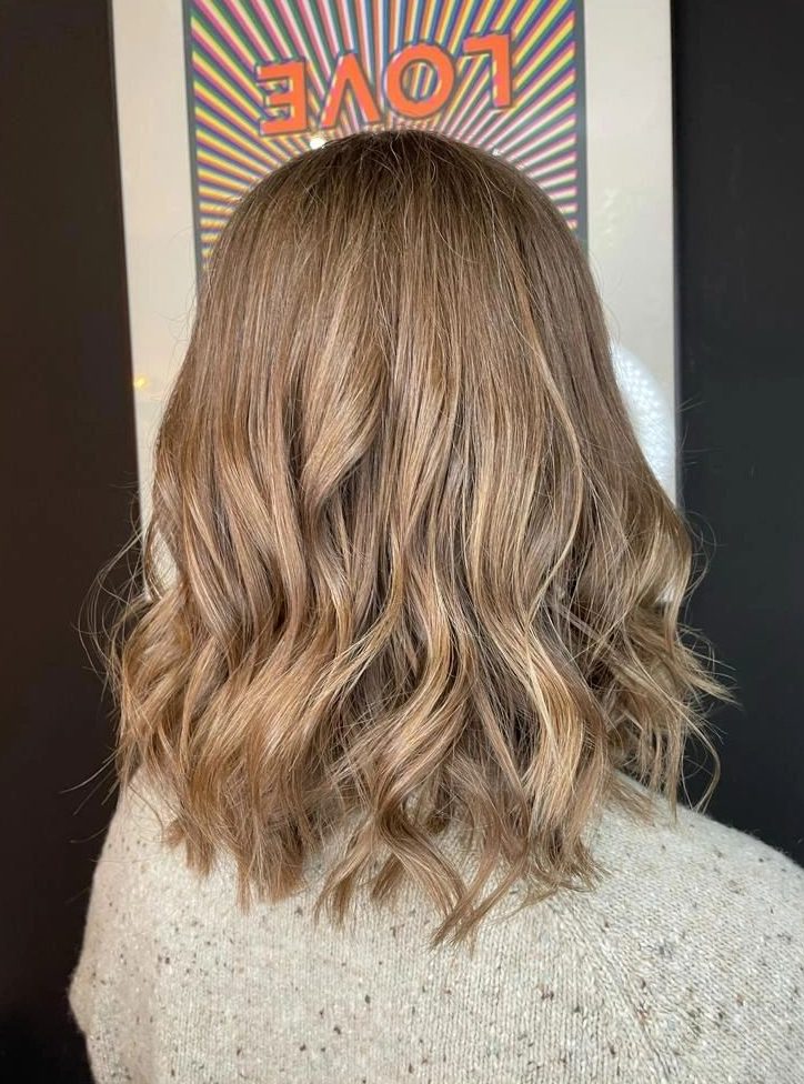 Soft mushroom-brown waves